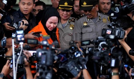  Gubernur Banten Ratu Atut Chosiyah menggunakan rompi tahanan usai pemeriksaan di Gedung KPK, Jakarta, Jumat (20/12).   (Republika/ Wihdan Hidayat)