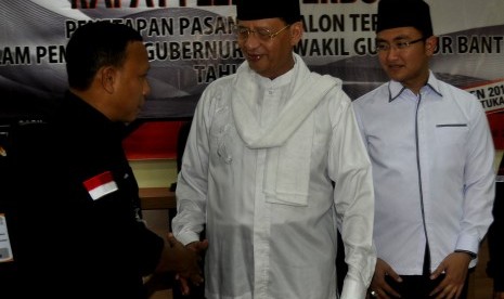 Gubernur Banten Wahidin Halim (tengah) 