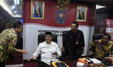 Gubernur Banten Wahidin Halim (kedua kiri) menyapa Wali Kota Tangerang Arief Wismanyah (kiri) disaksikan Sekjen Kemendagri Hadi Prabowo (kedua kanan) dan Sekjen Kemenkum HAM Bambang Rantam Sariwanto (kanan) saat akan mediasi di Kantor Kemendagri, Jakarta, Kamis (18/7/2019). 