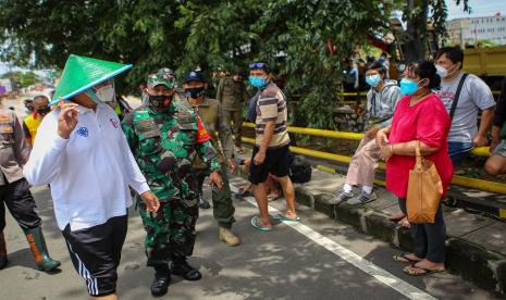 Gubernur Banten Wahidin Halim (kiri) berbincang dengan warga terdampak saat meninjau banjir di Ciledug Indah, Kota Tangerang, Banten, Sabtu (20/2/2021). Hujan deras yang mengguyur wilayah Jabodetabek sejak Jumat (19/2) malam menyebabkan beberapa wilayah di Tangerang terendam banjir.