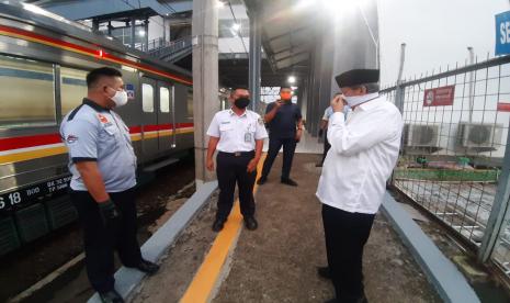 Gubernur Banten Wahidin Halim (kanan)