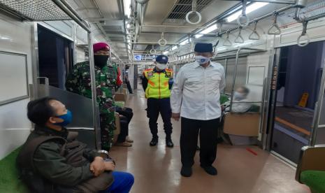 Gubernur Banten Wahidin Halim meninjau pelaksanaan Pembatasan Sosial Berskala Besar (PSBB) ke beberapa check point atau pos pemeriksaan di ruas jalan dan Stasiun KRL di Kota Tangerang dan Tangerang Selatan, Senin (20/4).