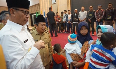 Gubernur Banten Wahidin Halim (kiri)