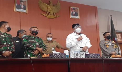 Gubernur Banten Wahidin Halim (tengah) 