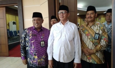 Gubernur Banten Wahidin Halim (tengah) saat diwawancarai terkait Tradisi Seba Badui yang akan digelar 4 Mei 2019, Kamis (25/4).