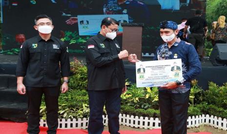 Gubernur Banten Wahidin Halim (WH) bersama Wakil Gubernur Banten Andika Hazrumy secara simbolis menyerahkan Program Lisdes pada Peringatan Hari Kesehatan Nasional ke-57 dan Safari Pembangunan di Lapangan Merdeka Cilograng, Kabupaten Lebak (Kamis, 11/11/2021). 