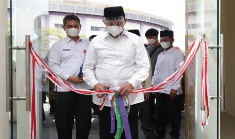 Gubernur Banten Wahidin Halim (WH) mengajak para kepala sekolah dan guru untuk menjadi teladan dalam pelaksanaan disiplin protokol kesehatan untuk memutus mata rantai penularan Covid-19. Hal itu diungkap oleh Gubernur dalam Pertemuan Dengan Para Kepala Sekolah SMA, SMK, dan SKh Negeri se- Kabupaten Tangerang di SMK Negeri 7 Kota Tangerang Jl. Perum Dasana Indah Kelurahan Bojong Nangka Kecamatan Kelapa Dua, Kabupaten Tangerang  (Jum