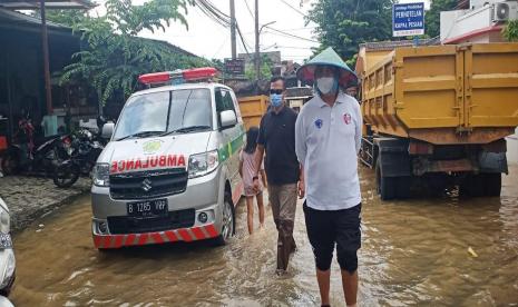 Gubernur Banten Wahidin Halim (WH) turun langsung meninjau lokasi banjir yang merendam beberapa wilayah di Kota Tangerang, Sabtu (20/2). Orang nomor satu di Provinsi Banten ini, berjalan kaki menyapa warga di Jalan Raya Ciledug, didampingi Satpol-PP dan BPBD Banten, serta jajaran aparat Polisi dan TNI.