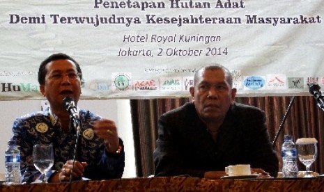   Gubernur Bengkulu Junaidi Hamsyah (kiri).