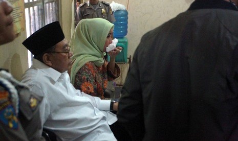 Gubernur Bengkulu non aktif Ridwan Mukti (kiri) besama istri Lily Martiani Maddari (kedua kiri) berada di ruang tunggu tahanan Mapolda Bengkulu, Senin (18/9). 