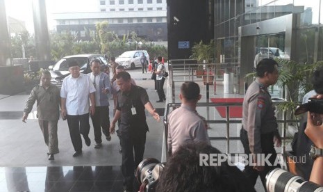 Gubernur Bengkulu Ridwan Mukti yang terjaring dalam Operasi Tangkap Tangan (OTT) oleh Komisi Pemberantasan Korupsi (KPK) tiba di kantor KPK, Kuningan, Jakarta Selatan, Selasa (20/6).