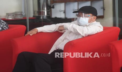 Gubernur Bengkulu Rohidin Mersyah menunggu jadwal pemeriksaan di gedung KPK, Jakarta, Senin (18/1/2021). Rohidin diperiksa sebagai saksi terkait kasus dugaan suap ekspor benih lobster.