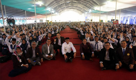 Gubernur berdialog sambil duduk beralaskan karpet merah bersama seluruh mahasiswa baru dan jajaran civitas akademisi Untirta Serang. 