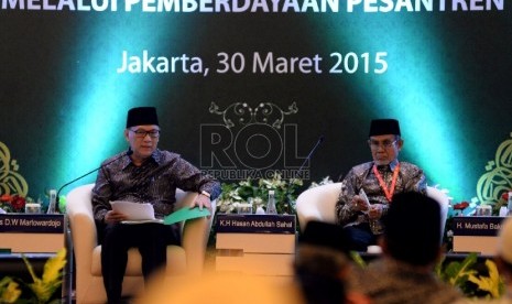 Gubernur BI Agus Martowardojo dan Pimpinan Ponpres Gontor Ponorogo K.H Hasan Abdullah sahal menjadi narasumber dalam acara Bincang Nasional : Sinergi Nasional Pengembangan Ekonomi Syariah Melalui Pemberdayaan Pesantren di Jakarta, Senin (30/3). 