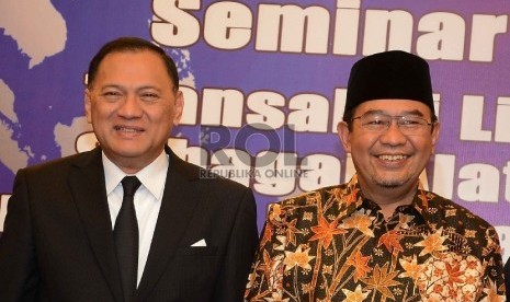 Gubernur BI Agus Martowardojo (kiri), berbincang dengan Ketua BPK Harry Azhar Azis saat pembukaan Seminar Nasional di Gedung BI, Jakarta, Kamis (7/5).  (Republika/ Yasin Habibi)