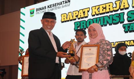  Gubernur Buya Mahyeldi memberikan penghargaan kepada dua orang tenaga kesehatan teladan Tingkat Nasional Tahun 2022, penghargaan yang pertama adalah kategori Dokter Spesialis dari RSUD Padang Pariaman,  Dr. dr. Engga Lift Irwanto SpOG(K). Kemudian Ayu Sri Rahayu, SKM dari Puskesmas Silayang Kabupaten Pasaman juga terpilih sebagai Tenaga Promosi Kesehatan. 