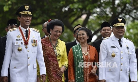 Gubernur Daerah Istimewa Yogyakarta Sri Sultan Hamengku Buwono X (kiri) didampingi istri GKR Hemas (kedua kiri) dan Sri Paduka Paku Alam X (kanan) didampingi istri.