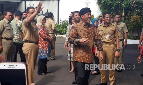 Gubernur dan Wakil Gubernur DKI Anies Baswedan-Sandiaga Uno bertemu dengan Ketua DPRD DKI Prasetyo Edi Marsudi, Senin (6/11). Pertemuan di rumah dinas ketua DPRD itu menjadi yang pertama sejak Anies-Sandi dilantik.