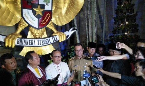 Gubernur dan Wakil Gubernur DKI Jakarta, Anies Baswedan dan Sandiaga Uno bersama Uskup Agung Jakarta Mgr Ignatius Suharyo, menghadiri perayaan Natal di Gereja Katedral, Jakarta Pusat, Ahad (24/12).