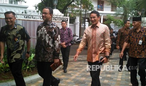 Gubernur dan Wakil Gubernur DKI Jakarta Anies Baswedan-Sandiaga Uno mendatangi kediaman BJ Habibie di Kuningan, Jakarta Selatan, Rabu (25/10).