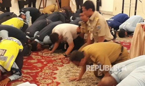 Gubernur dan Wakil Gubernur DKI Jakarta Anies Baswedan-Sandiaga Uno melakukan sujud syukur bersama para pegawai PT Transjakarta di Balai Kota, Selasa (20/3).