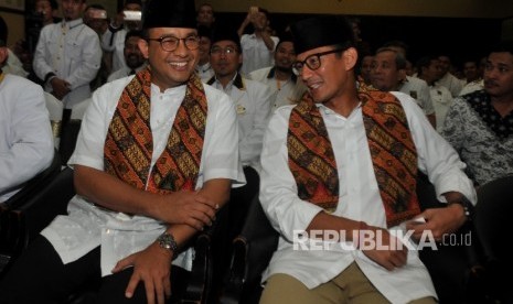 Gubernur dan Wakil Gubernur DKI Jakarta Terpilih Anies Baswedan (kiri) dan Sandiaga Uno (kanan) menghadiri acara selamatan dan doa bersama yang digelar Partai Keadilan Sejahtera (PKS) di Hotel Grand Cempaka, Jakarta, Ahad (15/10). 