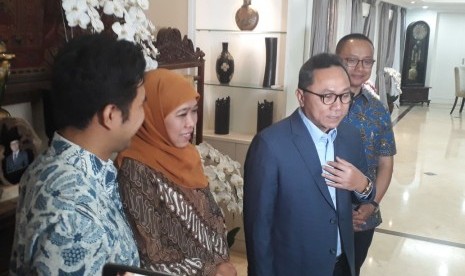 Gubernur dan Wakil Gubernur Jawa Timur terpilih Khofifah Indar Parawansa dan Emil Elestianto Dardak menyambangi kediaman Ketua Umum PAN Zulkifli Hasan di Widya Chandra, Jakarta, Kamis (12/7). 