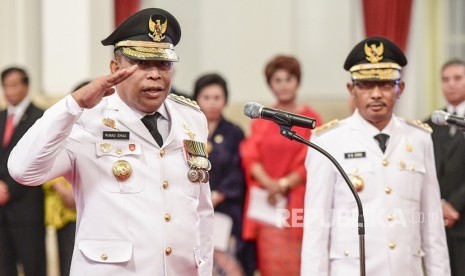 Gubernur dan Wakil Gubernur Maluku Murad Ismail (kiri) dan Barnabas Orno (kanan) bersiap mengikuti pelantikan di Istana Negara, Jakarta, Rabu (24/4/2019).