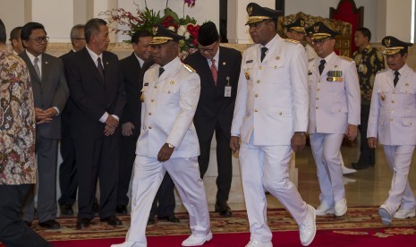 Gubernur dan Wakil Gubernur Papua Barat, Dominggus Mandacan (kiri) dan Mohammad Lakotani (ketiga kanan) ketika dilantik di Istana Negara, Jakarta, 12 Mei 2017.