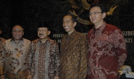 Gubernur dan Wakil Gubernur terpilih Joko Widodo (kedua kanan) dan Basuki Tjahaja Purnama (kanan) didampingi Gubernur dan Wakil Gubernur DKI Jakarta Fauzi Bowo (kedua kiri) dan Prijanto (kiri).