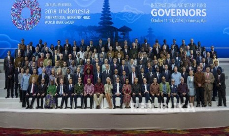 Gubernur Dana Moneter Internasional (IMF) berpose foto bersama di Nusadua, Bali, Indonesia, 13 Oktober 2018. 