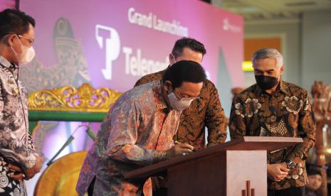 Gubernur DI Yogyakarta Sri Sultan Hamengku Buwono X sedang membubuhkan tanda tangan di prasasti peresmian kantor (site) Teleperformance Indonesia di Sleman City Hall Yogyakarta, Kamis (9/6).