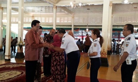 Gubernur DIY Sri dultan Hamengku Buwono X  di hari pertama masuk kerja membuka open house syawalan dengan PNS di lingkungan Pemda DIY dan masyatakat DIY  di Kepatihan Yogyakarta,Senin (3/7).