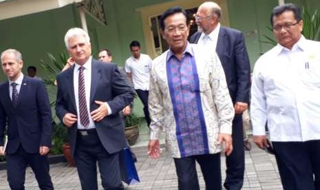 Gubernur DIY Sri Sultan Hamengku Buwono X (baju batik) didampingi Asisten Perekonomian dan Pembangunan Setda DIy Budi Wibowo (paling kanan hem putih) bersama Presiden  Senat Parlemen  Republik Ceko Milan Stech (kedua dari kiri) dan Duta besar Republik Ceko untuk Indonesia Ivan Hotek menuju Gedhong Pracimosono Kepatihan Yogyakarta untuk melakukan diskusi, Rabu(19/9).