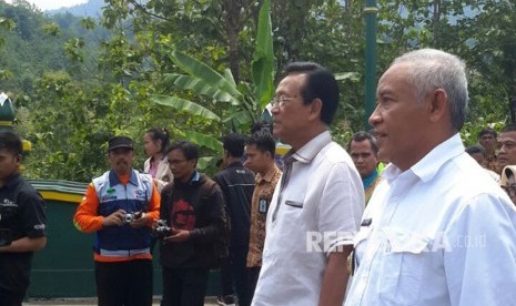 Gubernur DIY Sri Sultan Hamengku Buwono X dan Bupati Sleman Sri Purnomo saat peresmian jalan dan jembatan penghubung Sleman dan Gunung kidul diLemah Abang Kecamatan Prambanan dan  Gembyong Kecamatan Patuk Rabu (10/1)