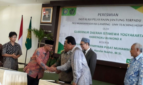 Gubernur DIY Sri Sultan Hamengku Buwono X dan Ketua Umum PP Muhammadiyah Haedar Nashir meresmikan Unit  Instalasi Pelayanan Jantung Terpadu RS.PKU Muhammadiyah Gamping- UNY Teaching Hospital ditandai dengan penandatangan prasasti yang disaksikan. oleh Bupati Sl3man Sri.Purnomo (paling kanan), Senin (25/9).