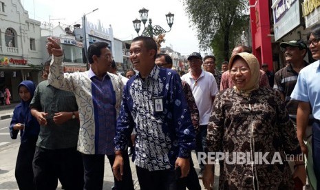 Gubernur DIY Sri.Sultan Hamengku Buwono.X didampingi Walikota Yogyakarta Haryadi Suyuti.meninjau kawasan pedestrian sepanjang Malioboro .yang lengang bersih dari.pedagang kaki lima ,Selasa (26/9) .