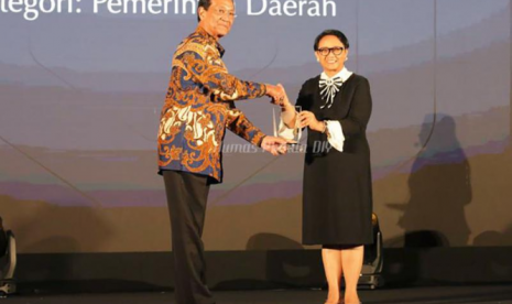 Gubernur DIY, Sri Sultan Hamengku Buwono X (kiri), menerima penghargaan Hassan Wirajuda Perlindungan WNI Award 2019 untuk kategori Pemerintah Daerah. Penghargaan diserahkan oleh Menteri Luar Negeri, Retno Marsudi. 