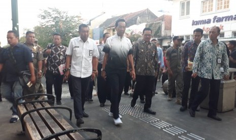 Gubernur DIY Sri Sultan Hamengku Buwono X saat memantu uji coba  Kawasan Malioboro yang bebas kendaraan bermotor, Selasa (18/6). Sultan  ditemani Wali Kota dan Wakil Wali Kota Yogyakarta.