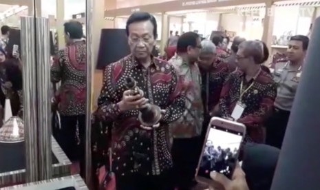 Gubernur DIY, Sri Sultan Hamengku Buwono X saat menghadiri Pameran Seni Kriya di Yogyakarta 