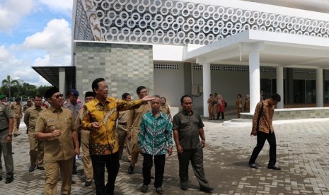 Gubernur DIY Sri Sultan Hamengkubuwono X (baju kuning) usai melakukan soft opening TBY.