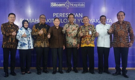  Gubernur DIY Sri Sultan HB X (keempat kanan) berfoto bersama Founder Lippo Group Dr Mocthar Riady (keempat kiri), Walikota Yogyakarta Haryadi Suyuti (kedua kanan), Sekjen Kementerian Sosial Hartono Laras (ketiga kanan) dan Komisaria PT. Siloam International Hospitals, Tbk Theo L Sambuaga (kanan) saat peresmian Rumah Sakit Siloam Yogyakarta di Jalan Solo, Yogyakarta, Rabu (15/1). Keberadaan Siloam Hospitals Yogyakarta yang menyediakan berbagai fasilitas seperti IGD 24 jam, laboratorium, farmasi ruang hemodialiasa, ruang operasi, ruang kemoterapi, serta berbagai teknologi medis modern itu menjadi bentuk komitmen Siloam Hospitals Group dalam memberikan pelayanan kesehatan.