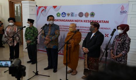 Gubernur DIY Sri Sultan HB X (ketiga kiri) bersama Ketua Umum Walubi S. Hartati Murdaya (kiri), Koordinator Stafsus Menteri Agama Adung Abdul Rochman (kedua kiri), Bhikkhu Sri Pannavaro Mahathera (ketiga kanan), Koordinator Staf Khusus Presiden sekaligus tokoh Umat Hindu A.A. Ngr. Ari Dwipayana (kedua kanan) dan Sekretaris Deputi Bidang Pengembangan Destinasi dan Infrastruktur Kemenparekraf RI Oneng Harini (kanan) menyampaikan pemaparan saat penandatanganan Nota Kesepakatan Pemanfaatan Candi Prambanan, Candi Borobudur, Candi Mendut, dan Candi Pawon Untuk Kepentingan Agama Umat Hindu dan Umat Buddha Indonesia dan Dunia di Kantor Gubernur DIY, Yogyakarta, Jumat (11/2/2022). 