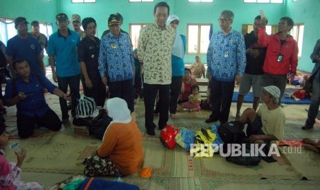  Gubernur DIY Sri Sultan HB X meninjau posko pengungsian di balai desa Kebonagung bantul, kabupaten Bantul, Yogyakarta, Rabu (29/11). Gubernur berpesan agar pengungsi bersabar selama beberapa hari kedepan.