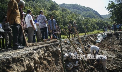 Gubernur DIY Sri Sultan HB X (tengah) meninjau desa yang terdampak banjir di Desa Sriharjo, Imogiri, Bantul, DI Yogyakarta, Jumat (22/3/2019).