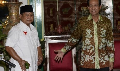 Gubernur DIY Sultan Hamengkubuwono X (kanan) menerima Capres nomor urut satu Prabowo Subianto (kiri) di Yogyakarta, Selasa (1/7).