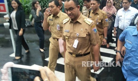 Gubernur DKI Anies Baswedan mendatangi Gedung BEI, Senin (15/1)