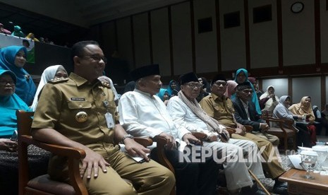 Gubernur DKI Anies Rasyid Baswedan dan Ketua Dewan Pakar Partai Amanat Nasional (PAN) Amien Rais menghadiri acara peringatan setahun program Ustazah Peduli Negeri di Balai Agung, Balai Kota, Jalan Medan Merdeka Selatan, Jakarta Pusat, Selasa (24/4). 