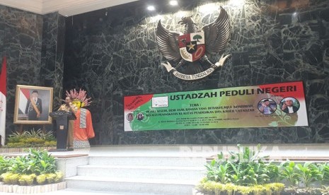 Gubernur DKI Anies Rasyid Baswedan dan Ketua Dewan Pakar Partai Amanat Nasional (PAN) Amien Rais menghadiri acara peringatan setahun program Ustazah Peduli Negeri di Balai Agung, Balai Kota, Jalan Medan Merdeka Selatan, Jakarta Pusat, Selasa (24/4). 