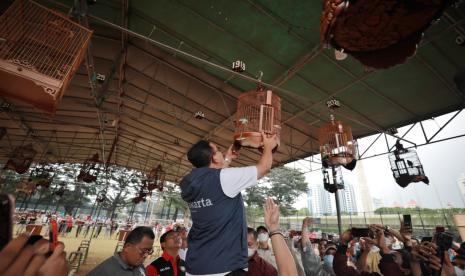 Gubernur DKI Anies Rasyid Baswedan mendatangi lokasi lomba kicau burung Piala Gubernur di Lapangan Banten, Jakarta Pusat, Ahad (7/8/2022).